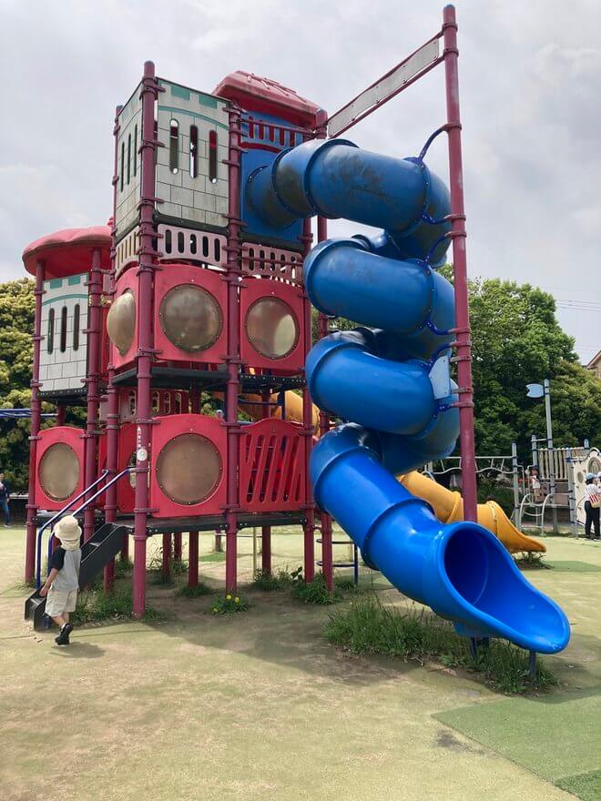青いぐるぐる滑り台