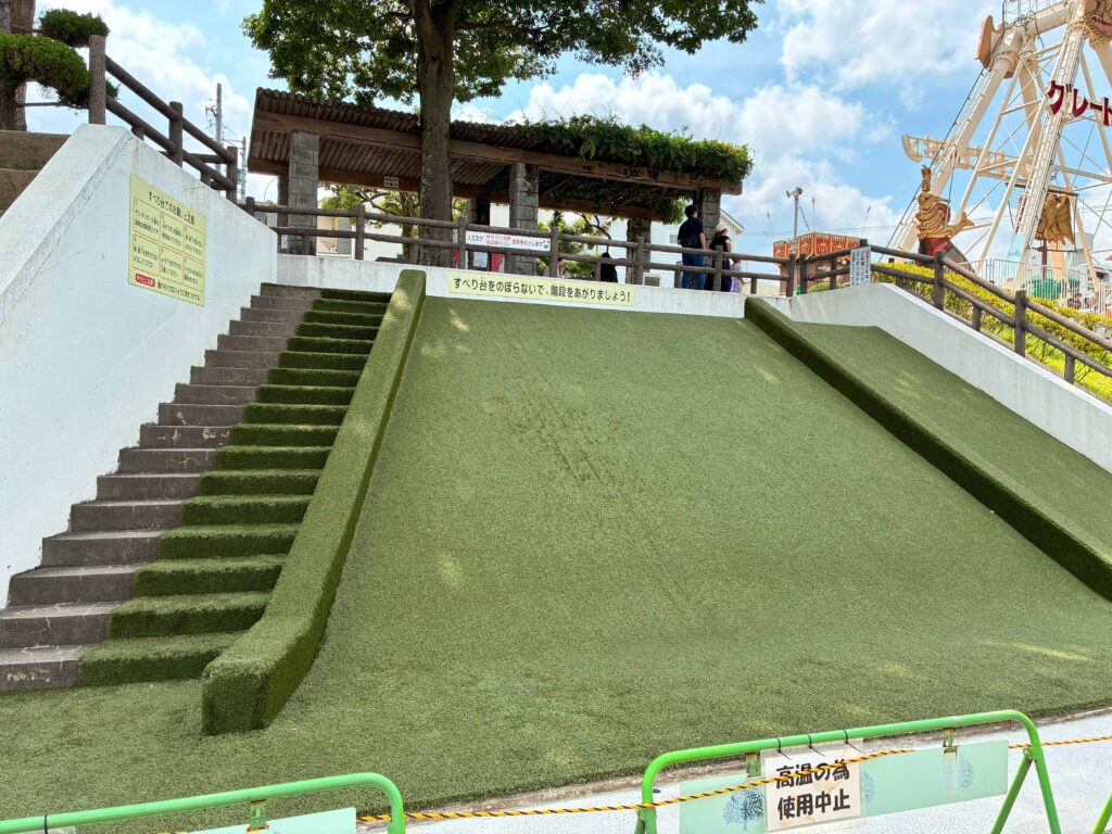 芝滑り台