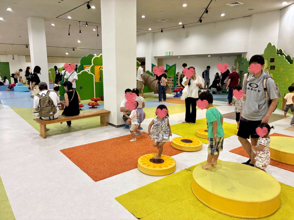 子どもが遊具で遊ぶ