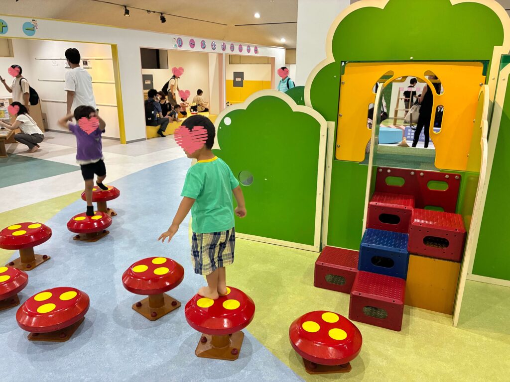 子どもが遊具で遊ぶ