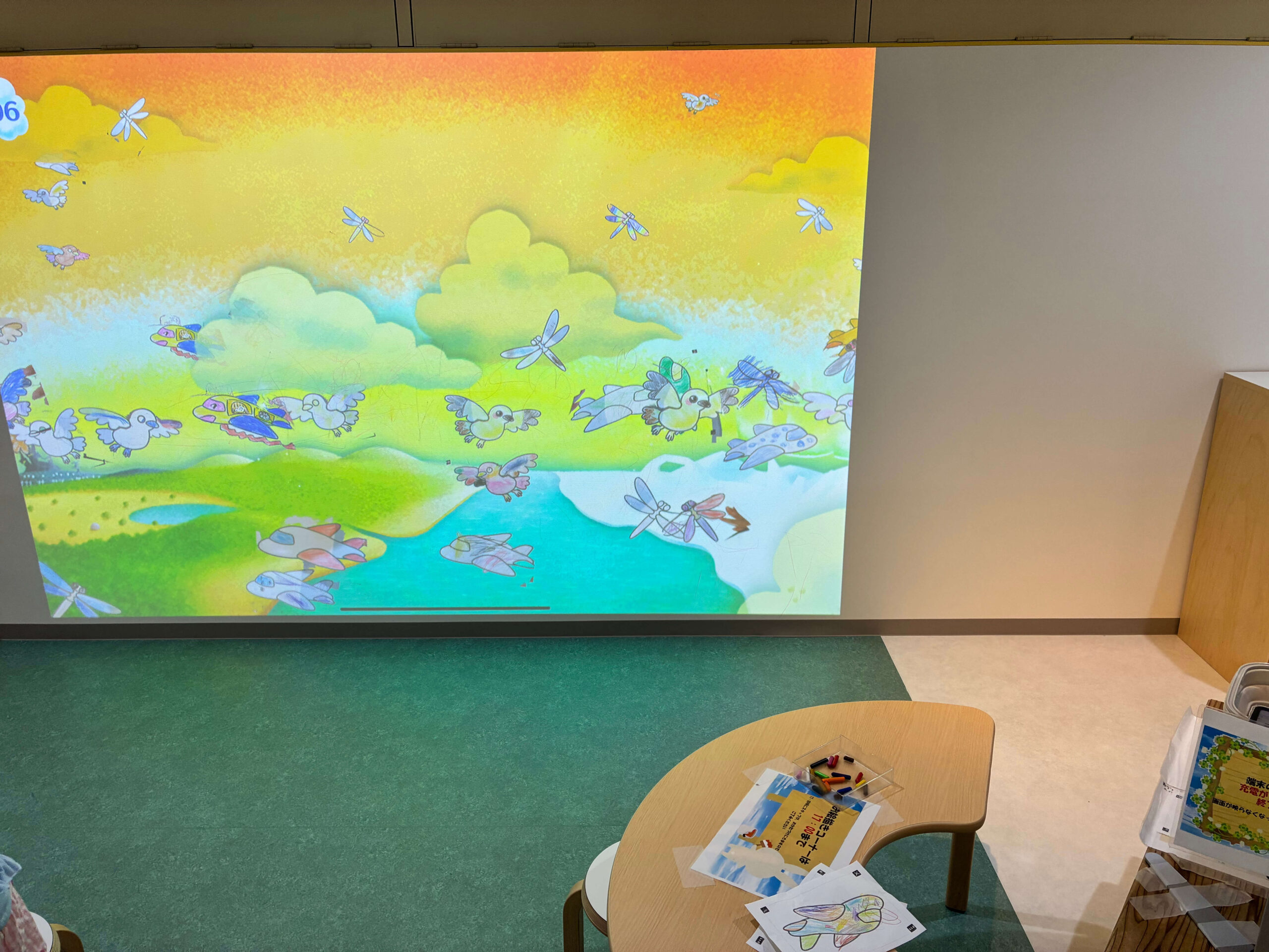 塗り絵した絵がプロジェクターに映し出される