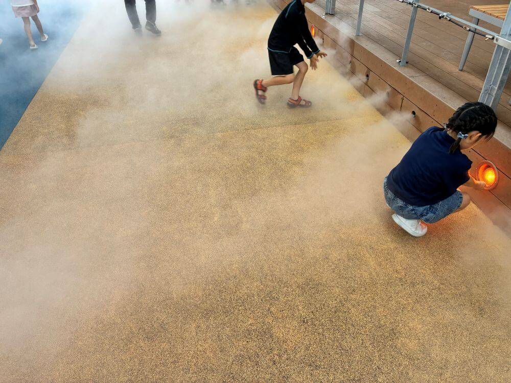 ららぽーと安城の屋上広場にあるミストで体感温度を下げる子どもたち