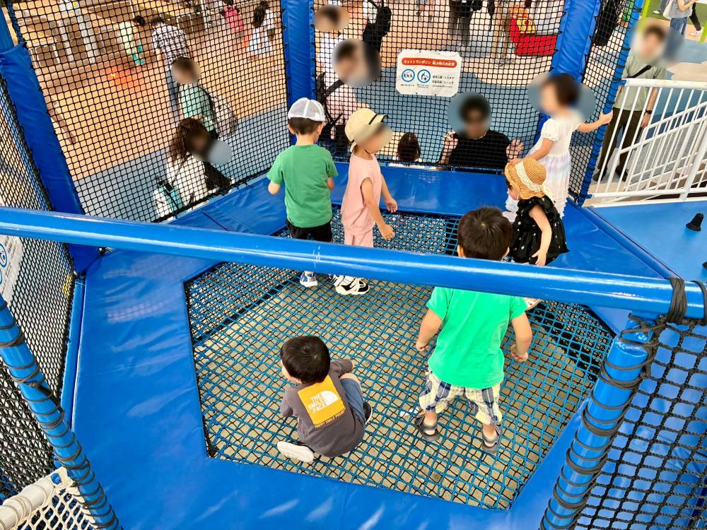 屋上広場のトランポリンで遊ぶ子供たち