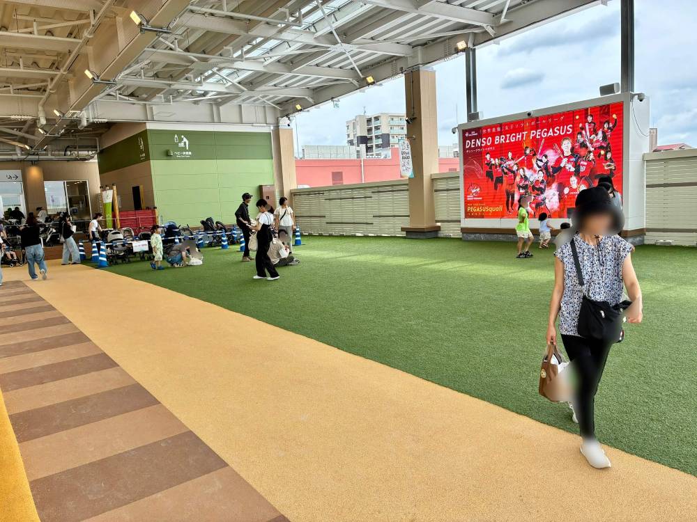 屋上広場の休憩スペース