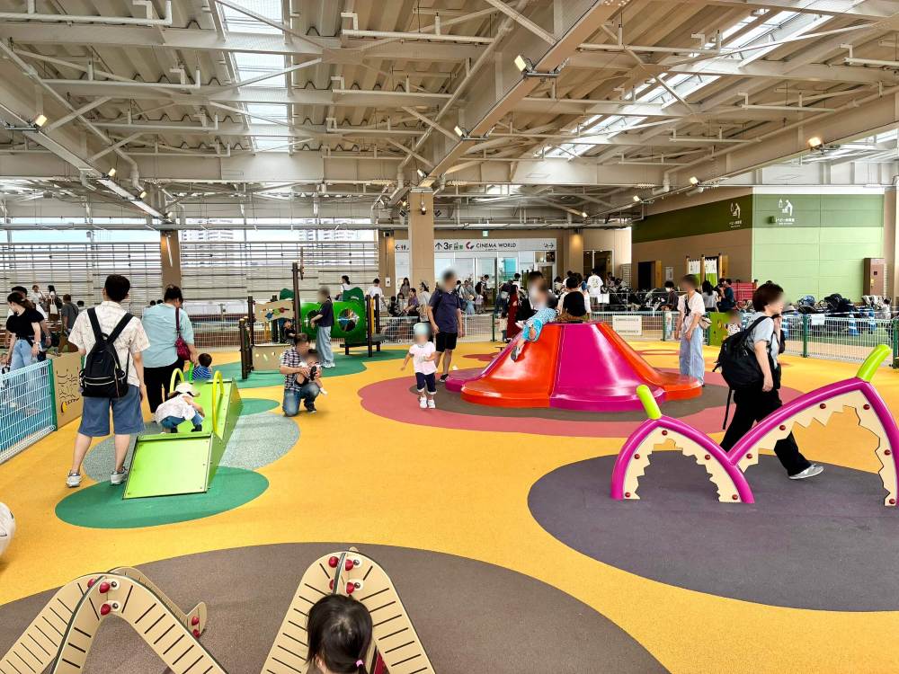 屋上広場にある3歳以下用遊具で遊ぶ子供たち