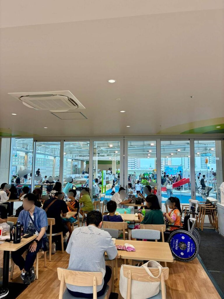 屋上広場の室内休憩スペース