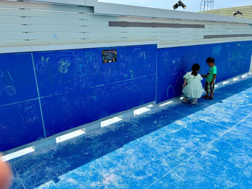 壁に落書きする息子