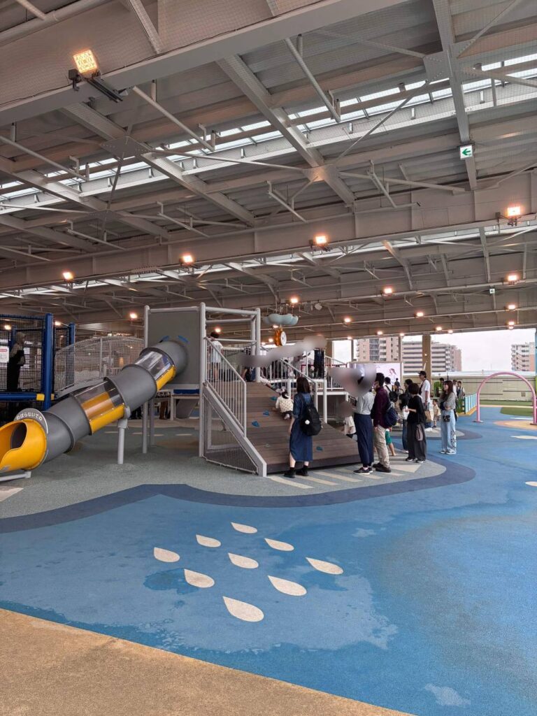 ららぽーと安城の屋上広場で小雨にもかかわらず遊具で遊ぶ子供たち