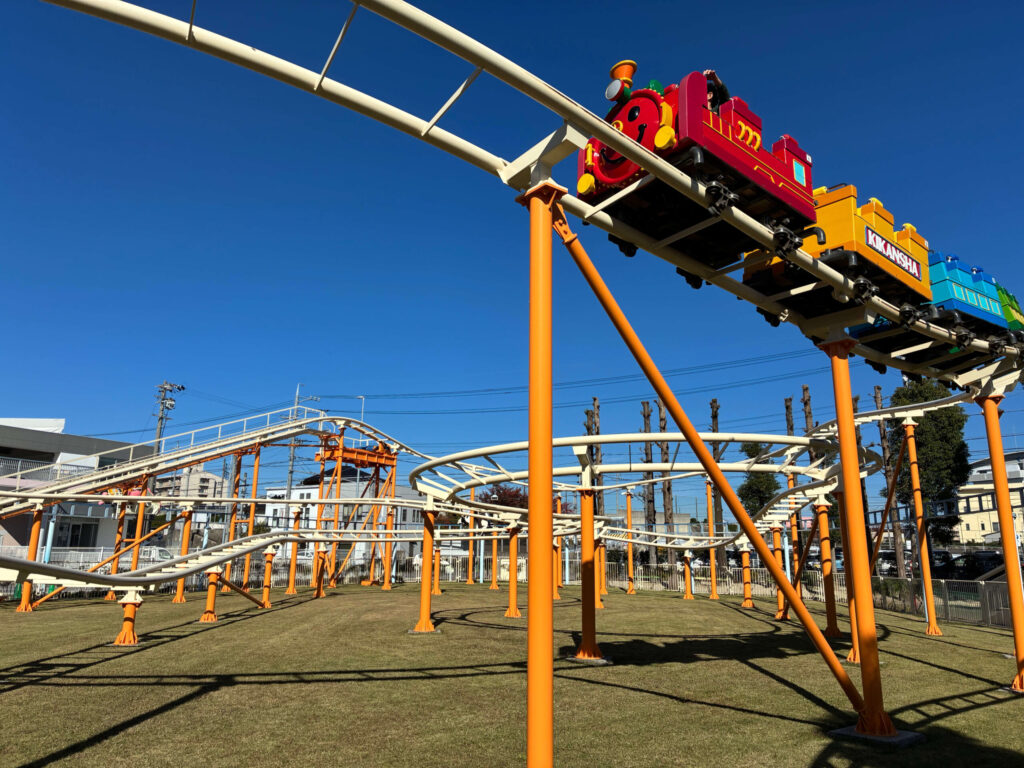 刈谷交通公園のジェットコースターに乗るパパと息子