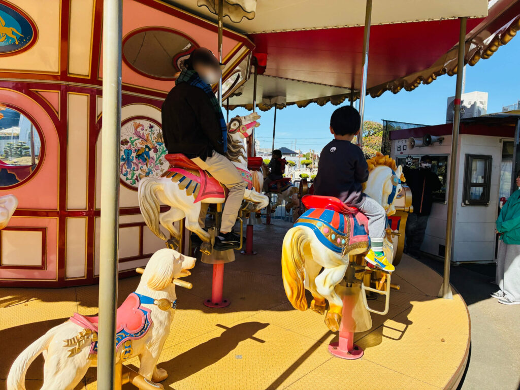 刈谷交通公園のメリーゴーランドに乗るパパと息子