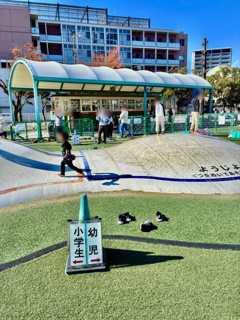 刈谷交通公園のふわふわドームで遊ぶ子供たち