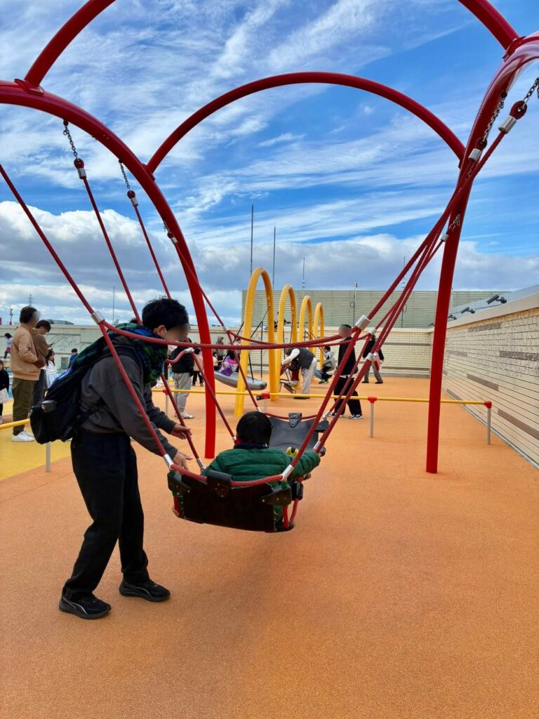 ららぽーと安城の屋上広場にあるすべり台で遊ぶパパと息子