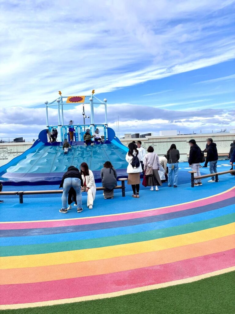 ららぽーと安城の屋上広場にあるすべり台で遊ぶ子供たち