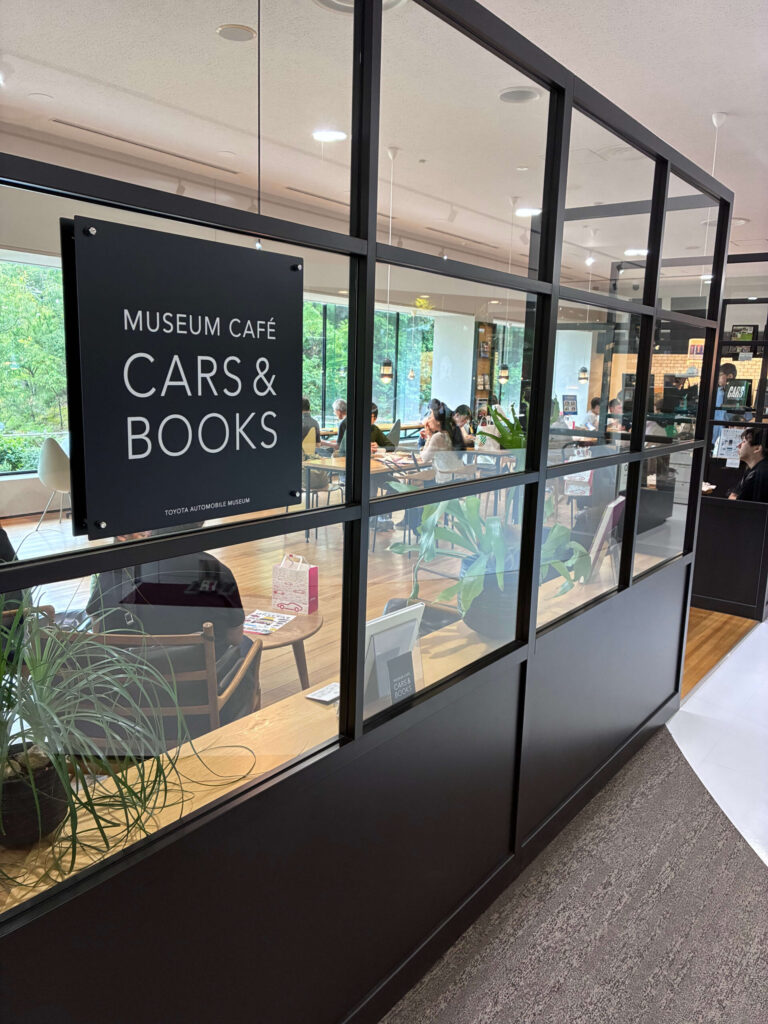 museum cafe cars & books 店内