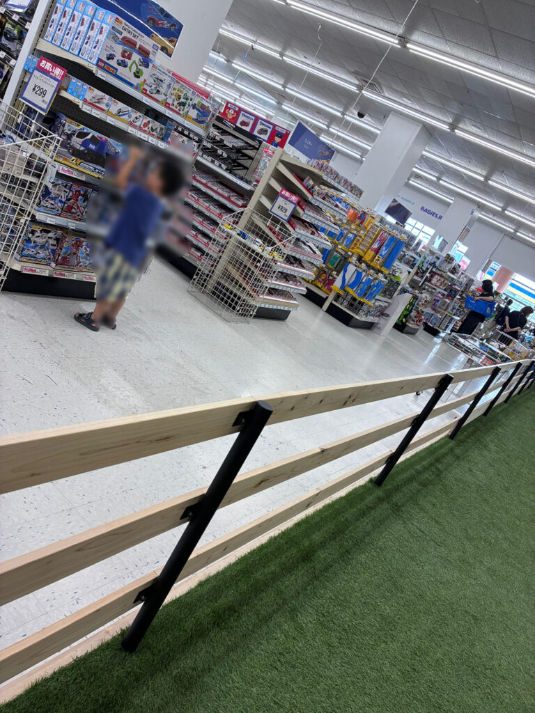 おもちゃがほしいと駄々をこねる息子