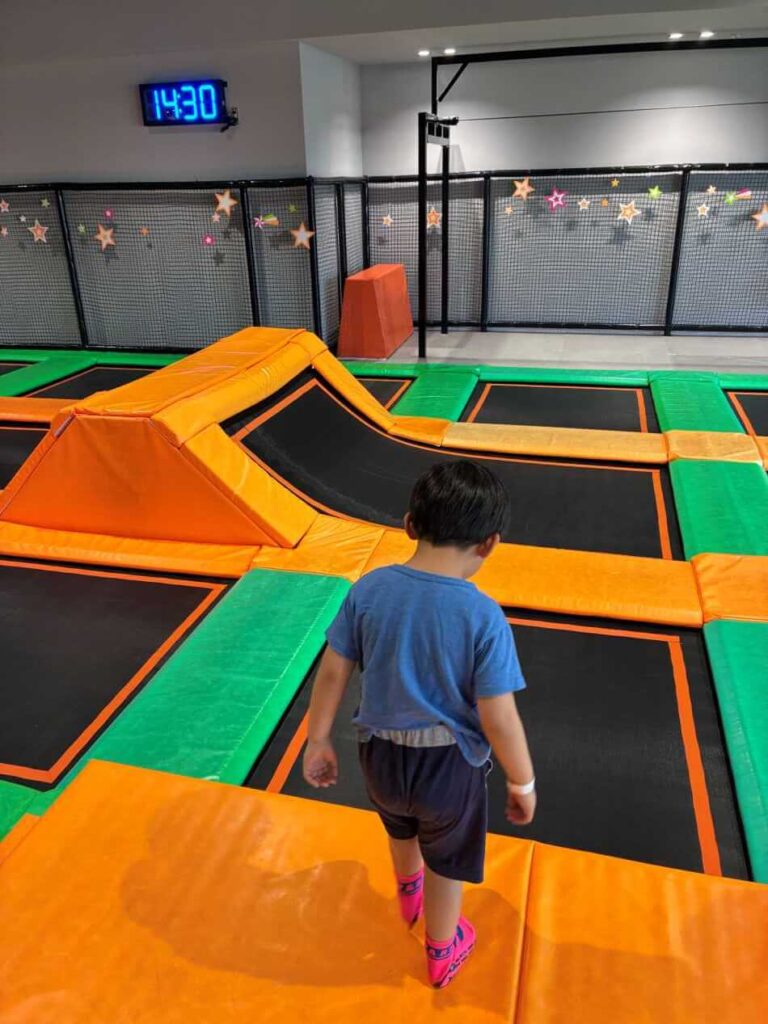 TOBUPARAで高いところから飛び降りる子ども