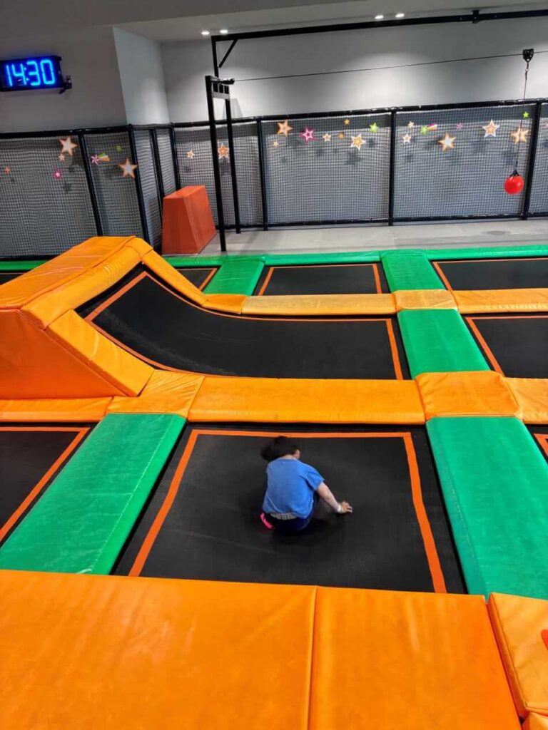 TOBUPARAで高いところから飛び降りる子ども