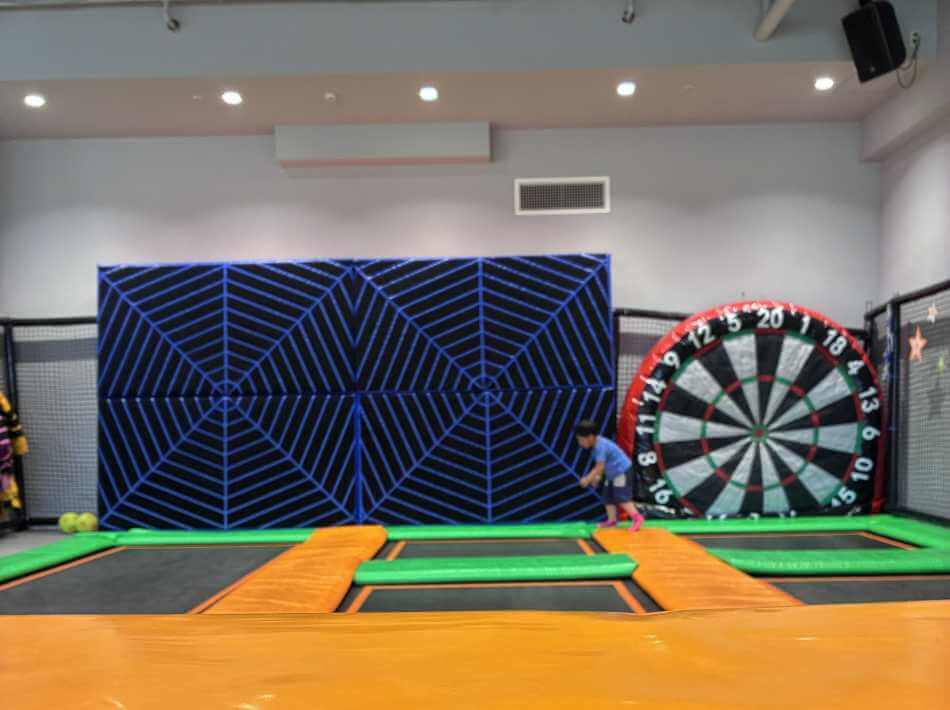 東浦イオン トランポリンで連続ジャンプする4歳児