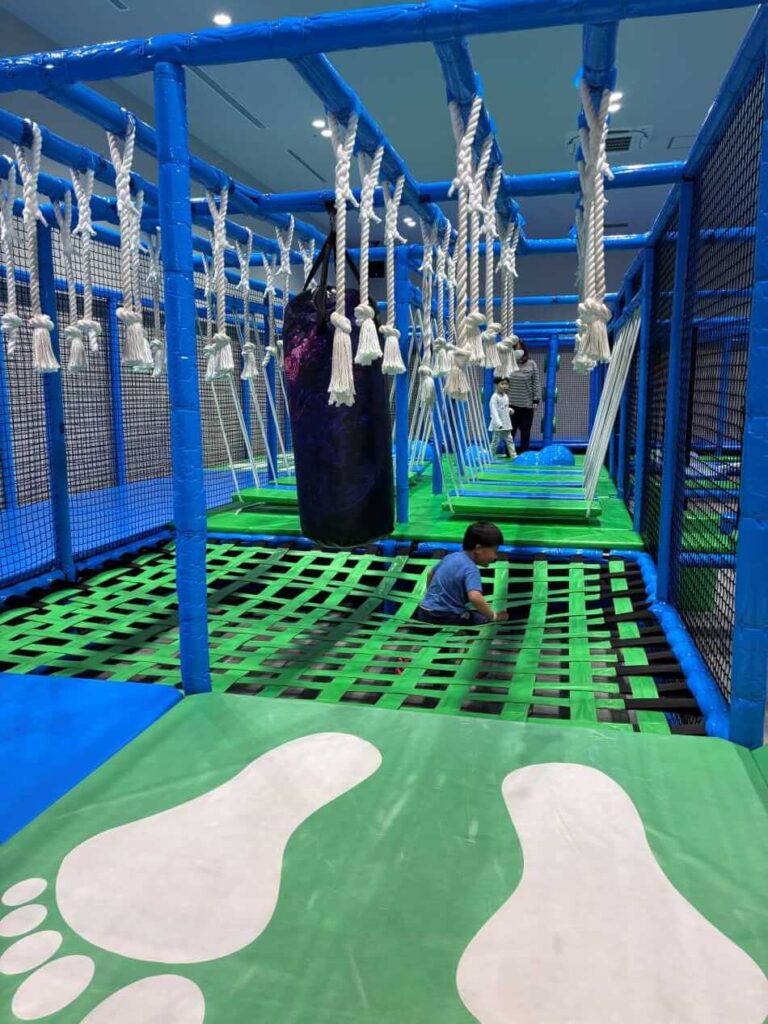 アスレチックの隙間に腰まではまってしまった子ども