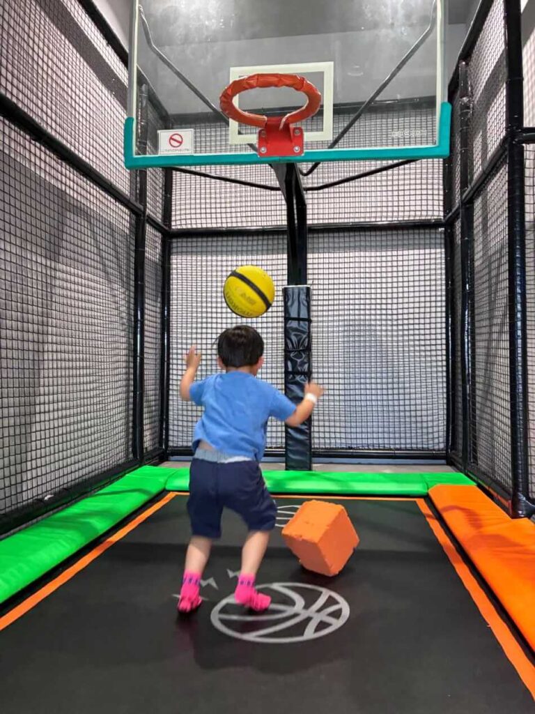 トランポリンの力を利用してダンクシュートに挑戦