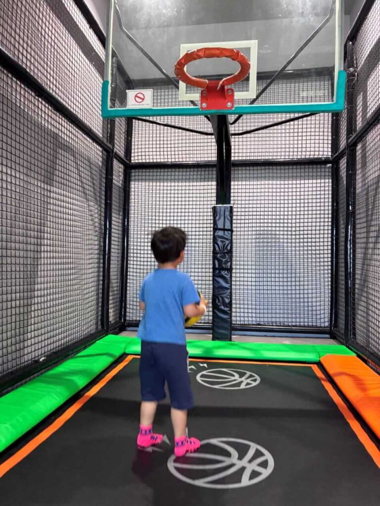 トランポリンの力を利用してダンクシュートに挑戦