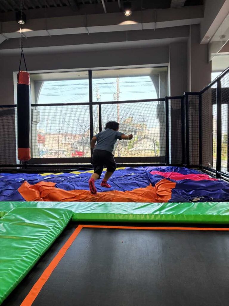 トランポリンから巨大エアバッグへダイブする様子