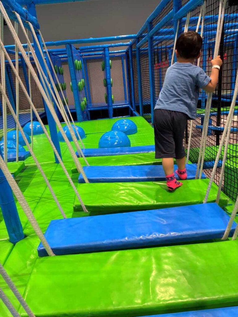 TOBUPARAのアスレチックで遊ぶ子供