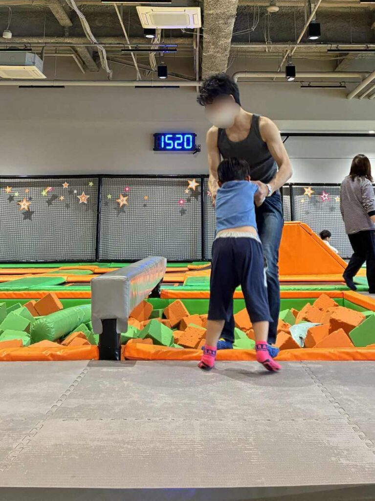 バトルビームでパパを落として喜ぶ子ども