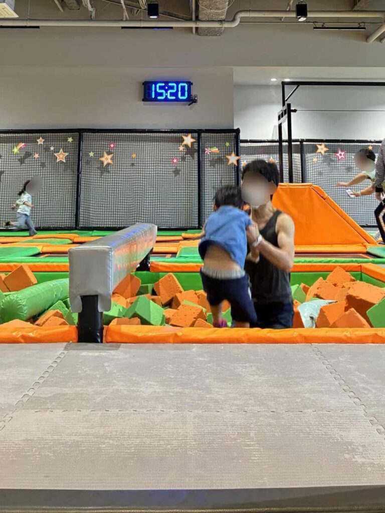 バトルビームでパパを落として喜ぶ子ども