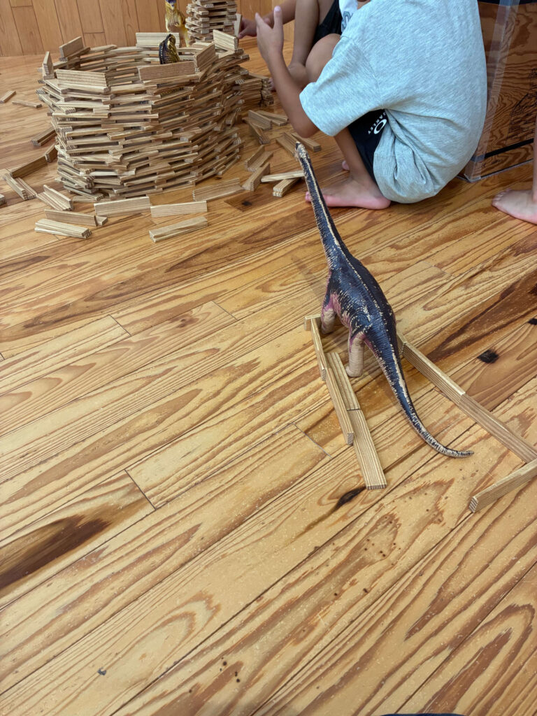 子どもが木の板で立体を作る
