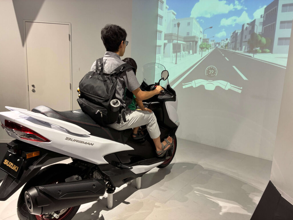 セーフティーバイク・シミュレーターを体験する親子