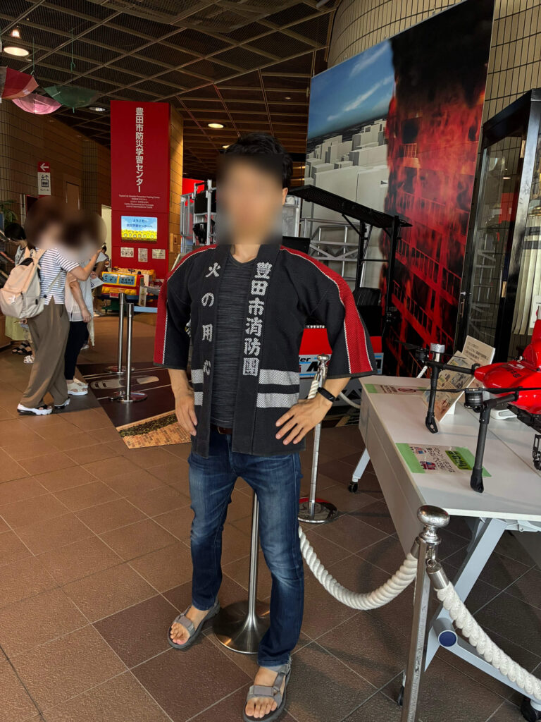 消防団の法被を着る男性