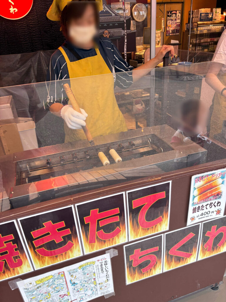 ちくわを焼いている女性