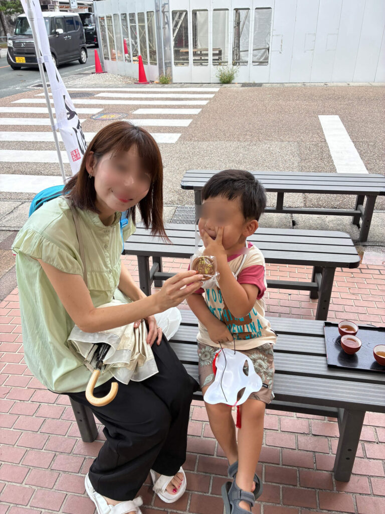 宝珠まんじゅうをたべている妻と息子