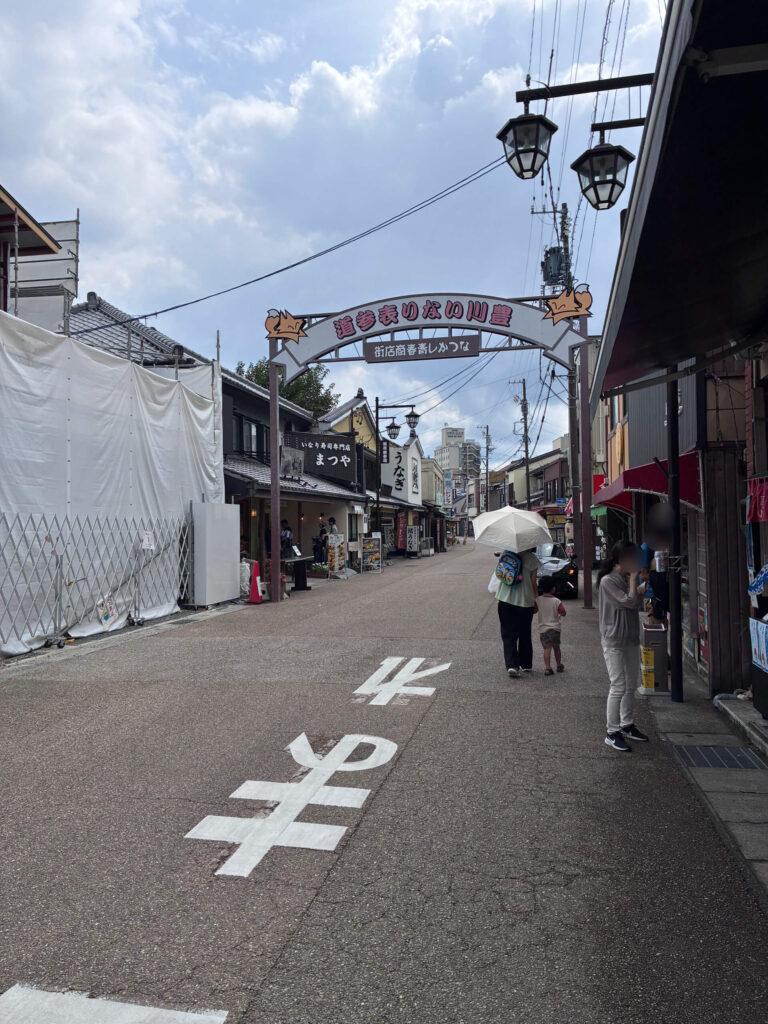 豊川稲荷の表参道