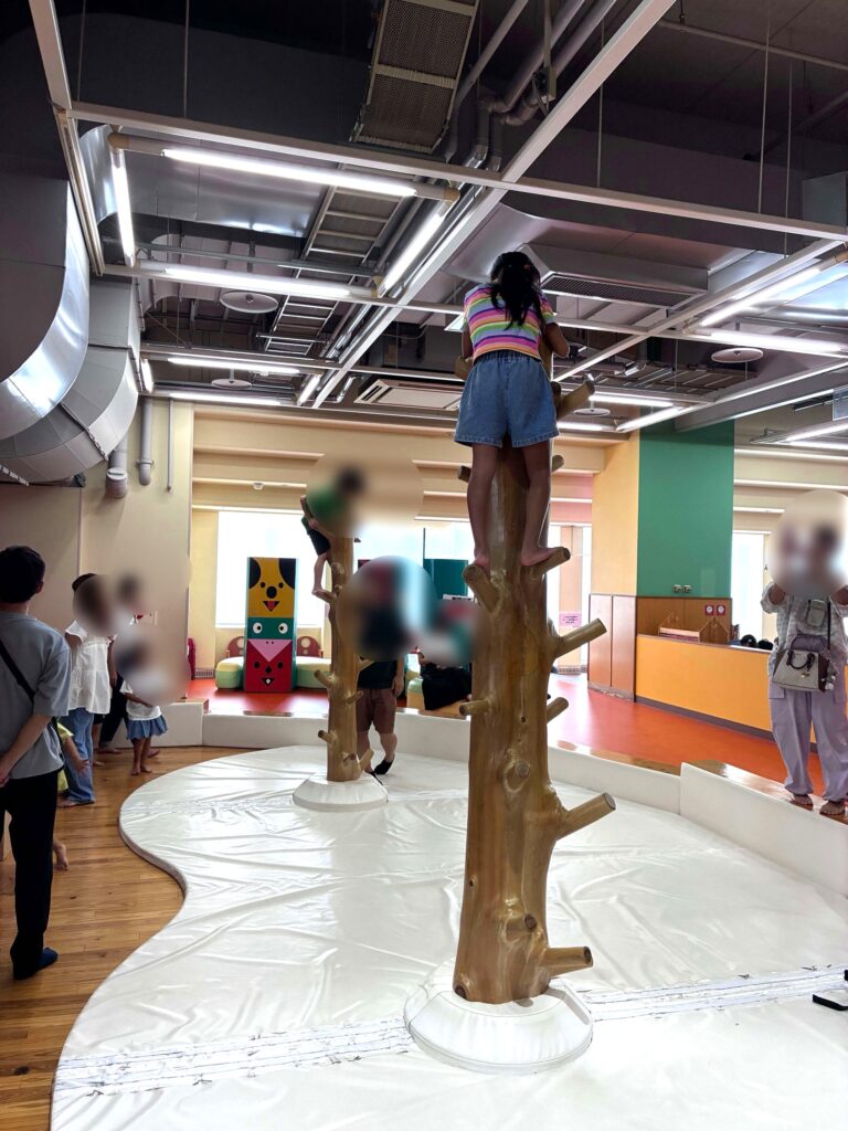 木登りする子ども