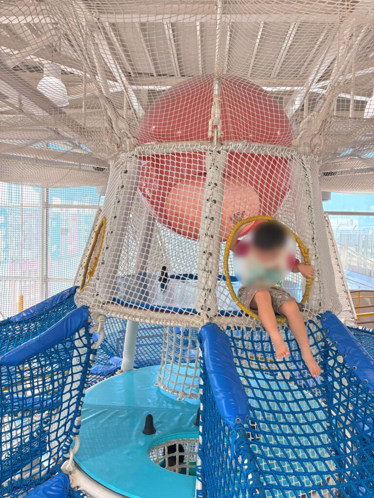 コスモタワーを登り切った息子