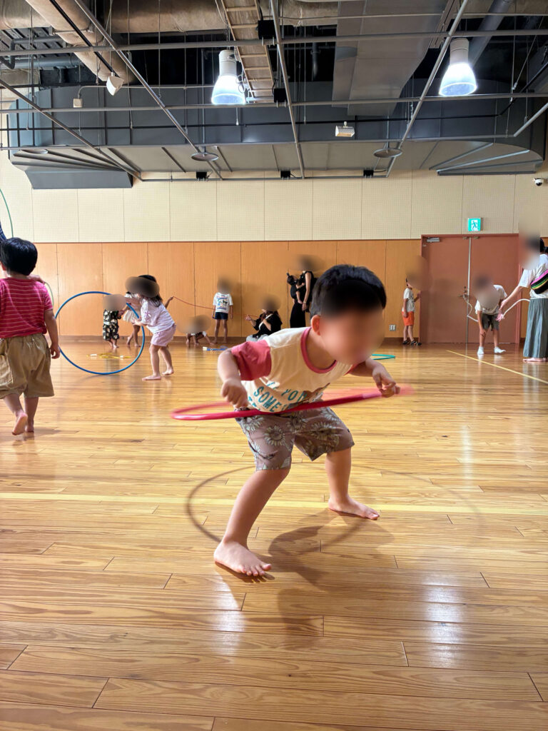 体育館でフラフープする息子