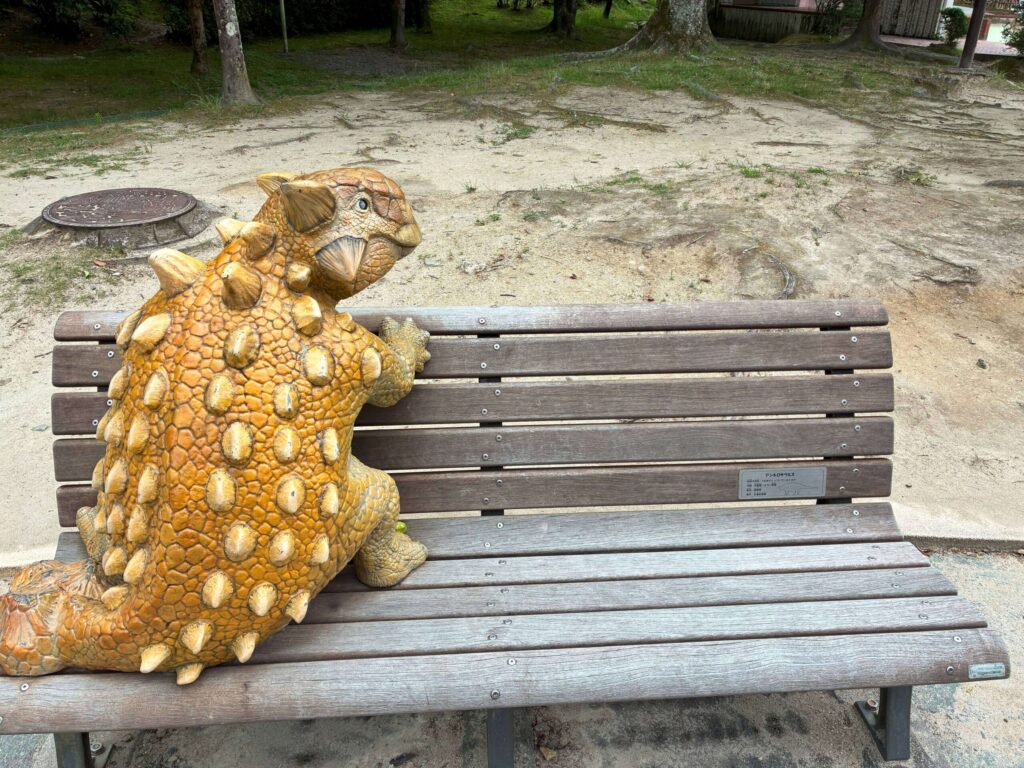 ベンチにちょこんと座るアンキロサウルス