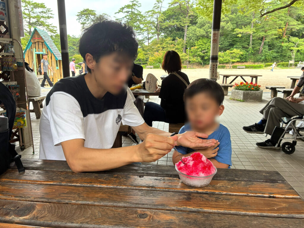 かき氷を初めて食べる息子