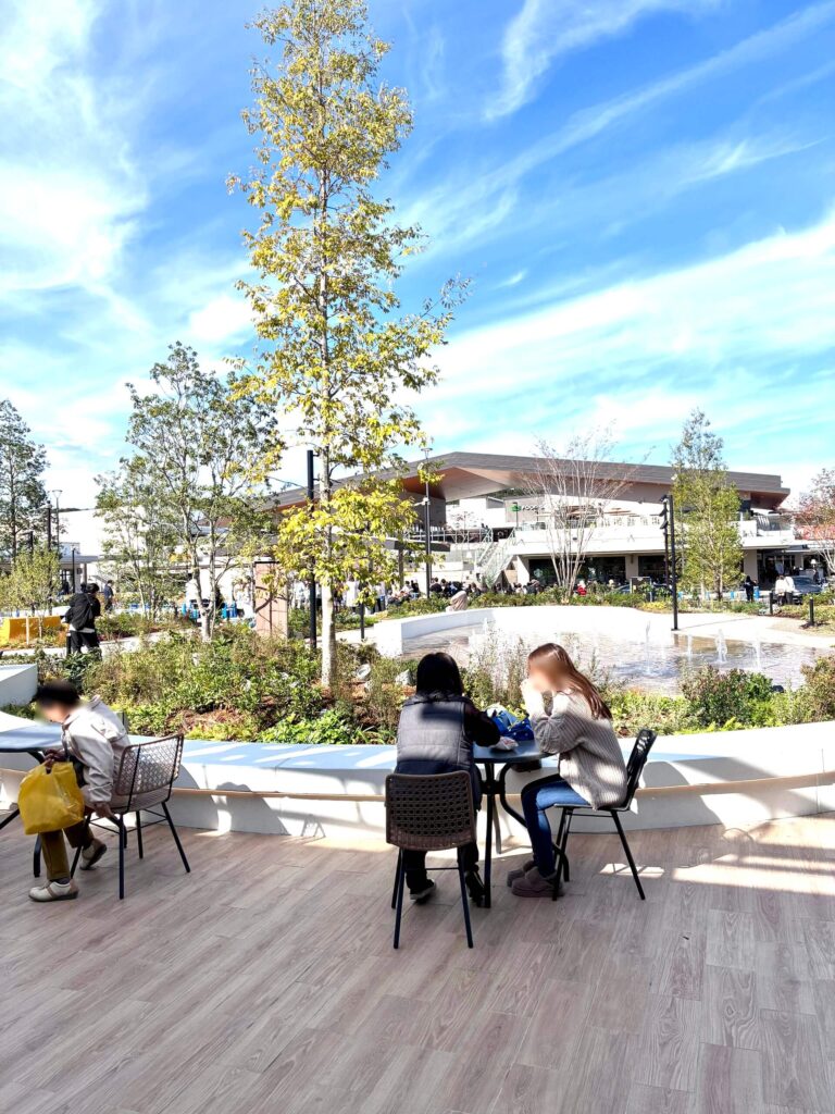 三井アウトレットパーク岡崎のテラス