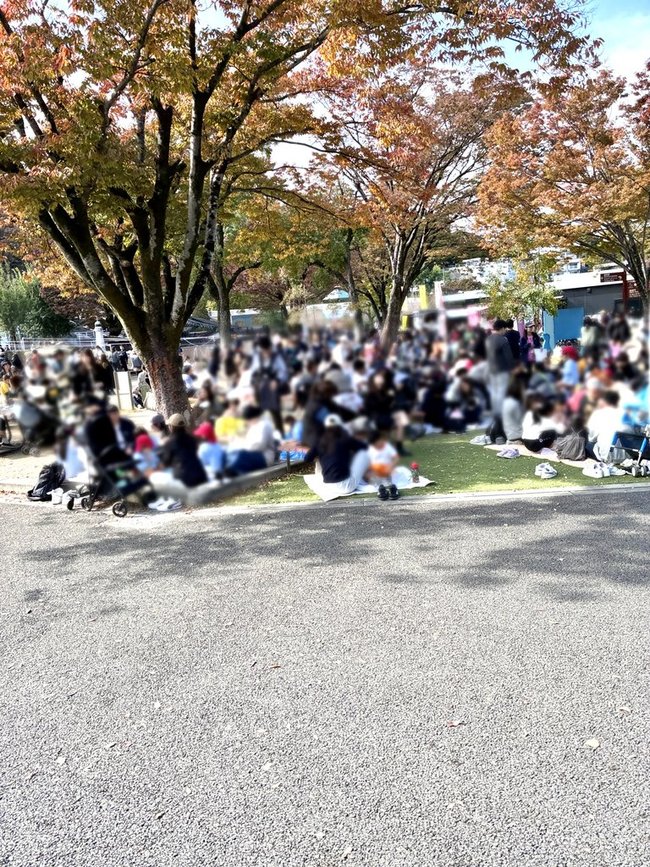 東山動物園でランチを食べる家族連れ