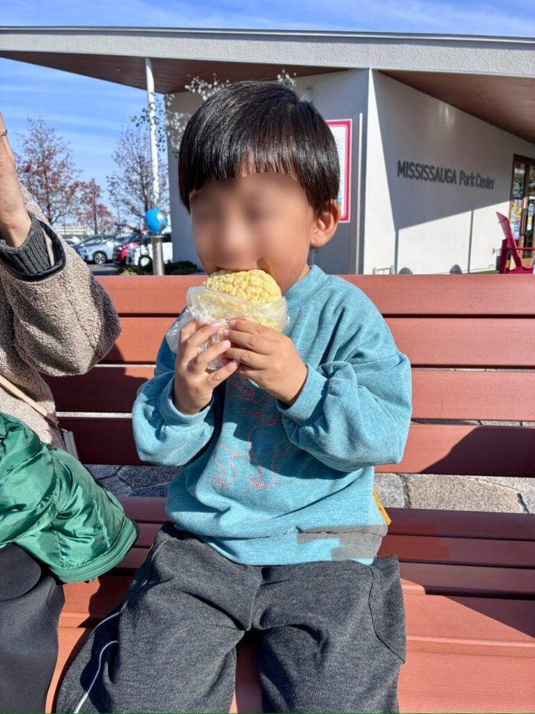 アールベイカーのパンを食べている息子