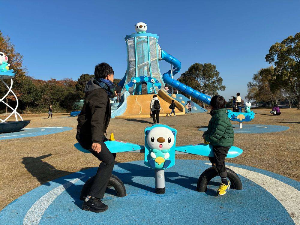 ミジュマル公園のシーソーで父と息子が遊ぶ