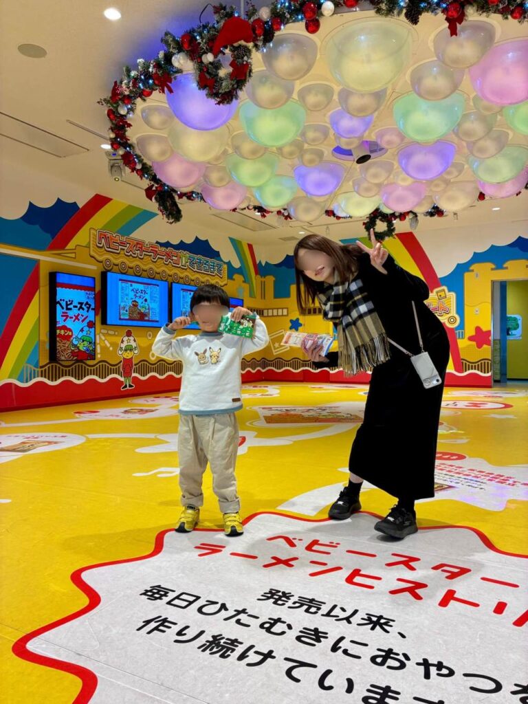 おやつタウンのエントランスで記念撮影