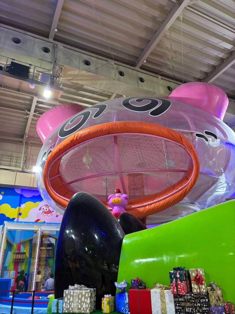 おやつタウン内にある、ブタメンくんアドベンチャー