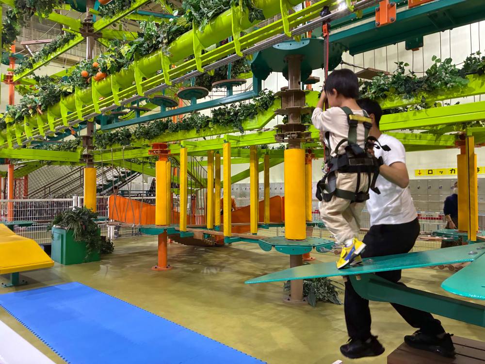 ターザンロープで渡る息子