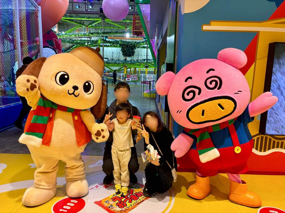 おやつカンパニーのブタメンくんと家族で記念撮影