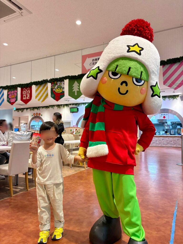 おやつカンパニーのホシオくんと息子が記念撮影