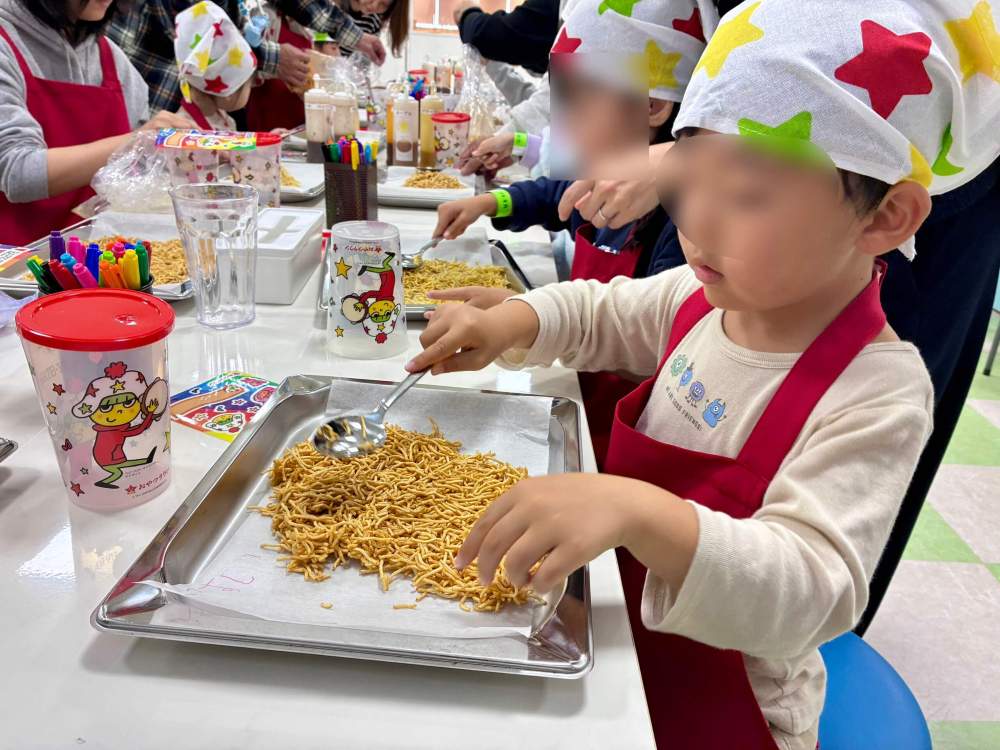 ほしおくんキッチンでベビースターラーメンを作る息子